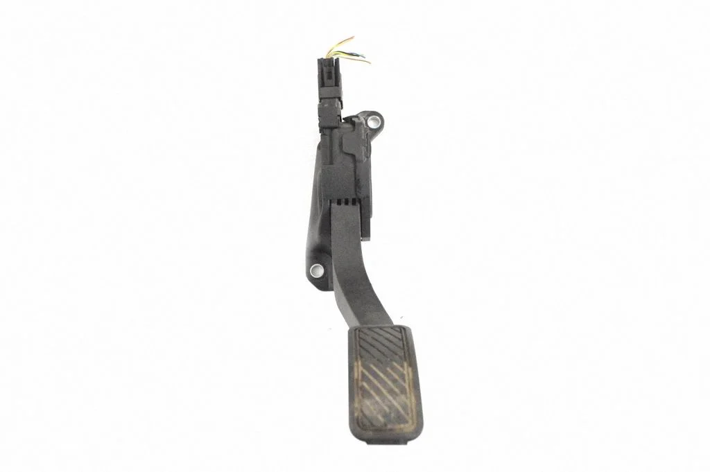 Accelerator throttle pedal 8V219F836AB