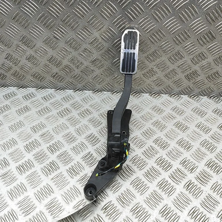 Akseleratora pedālis HK8M9F836CA