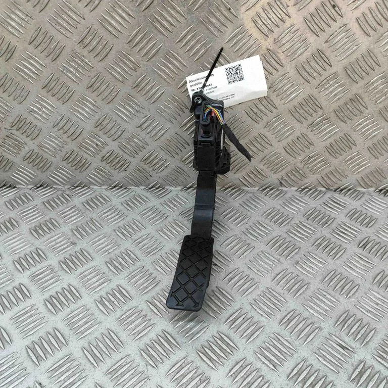 Accelerator throttle pedal