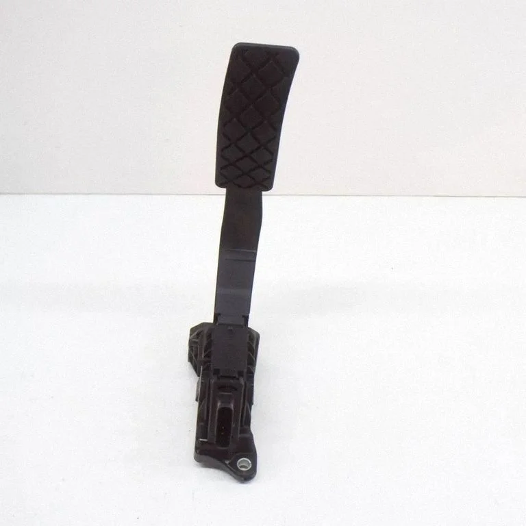 Akseleratora pedālis 8W1723523A