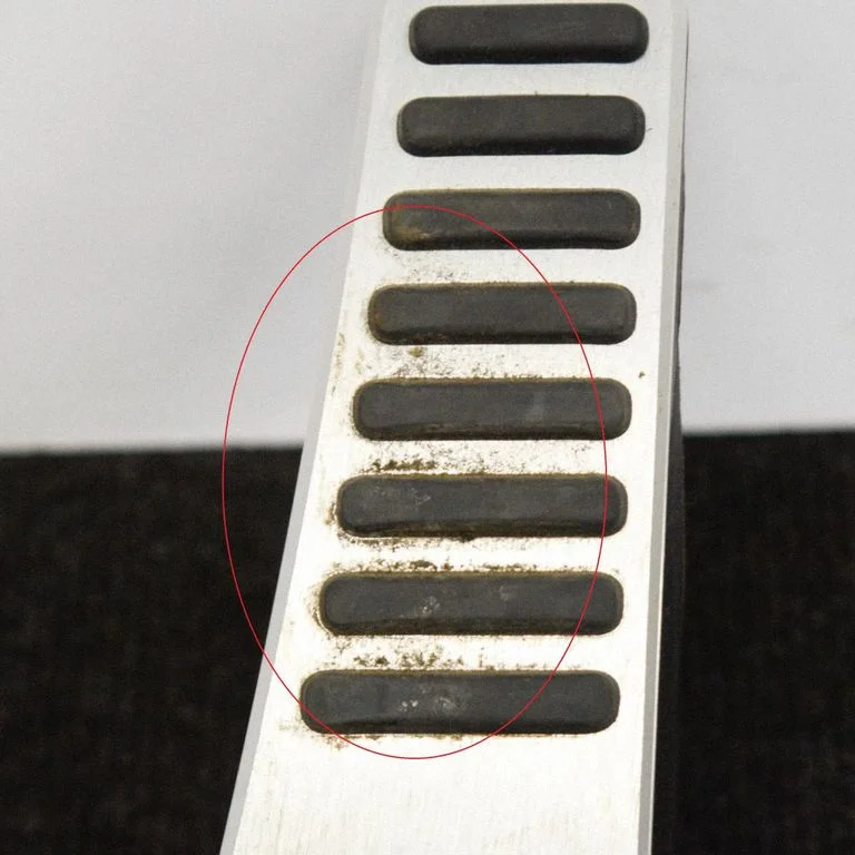 Accelerator throttle pedal