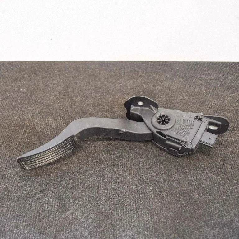 Accelerator throttle pedal