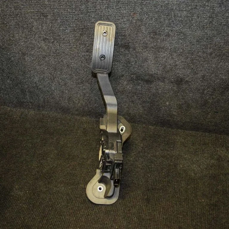 Accelerator throttle pedal