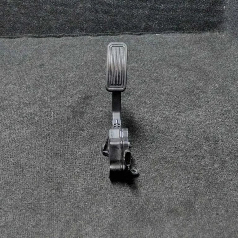 Accelerator throttle pedal