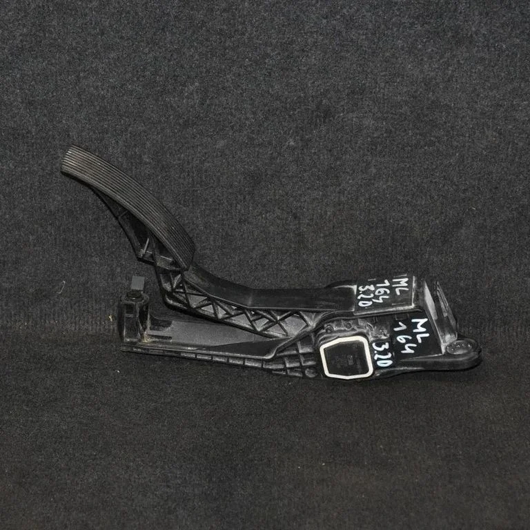 Gaasipedaal – Mercedes-Benz ML-klass W164 (2005-2011)