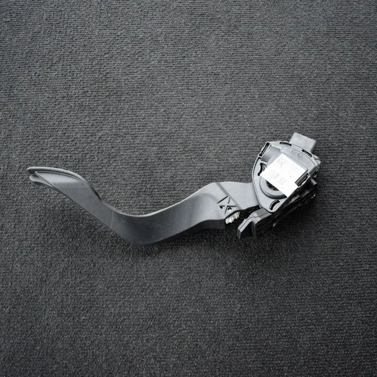 Accelerator throttle pedal