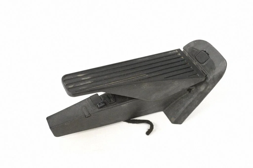 Accelerator throttle pedal 32269124