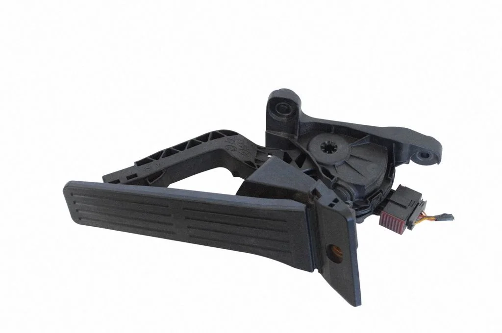 Accelerator throttle pedal