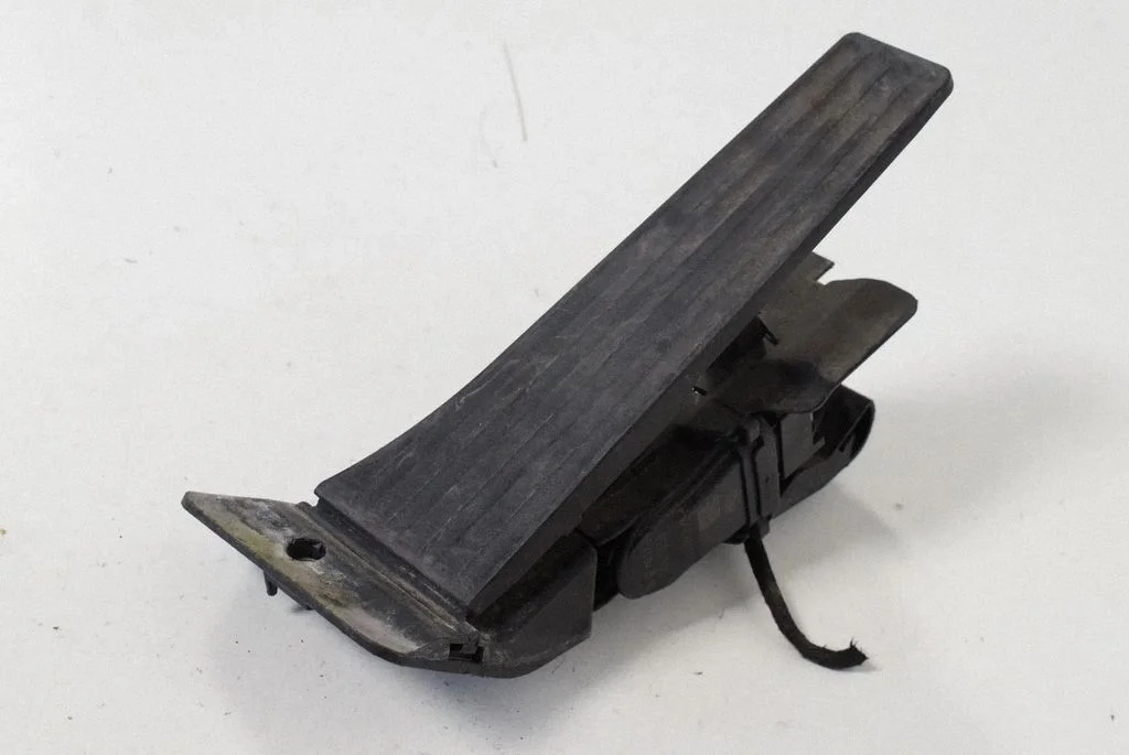 Accelerator throttle pedal 6853176