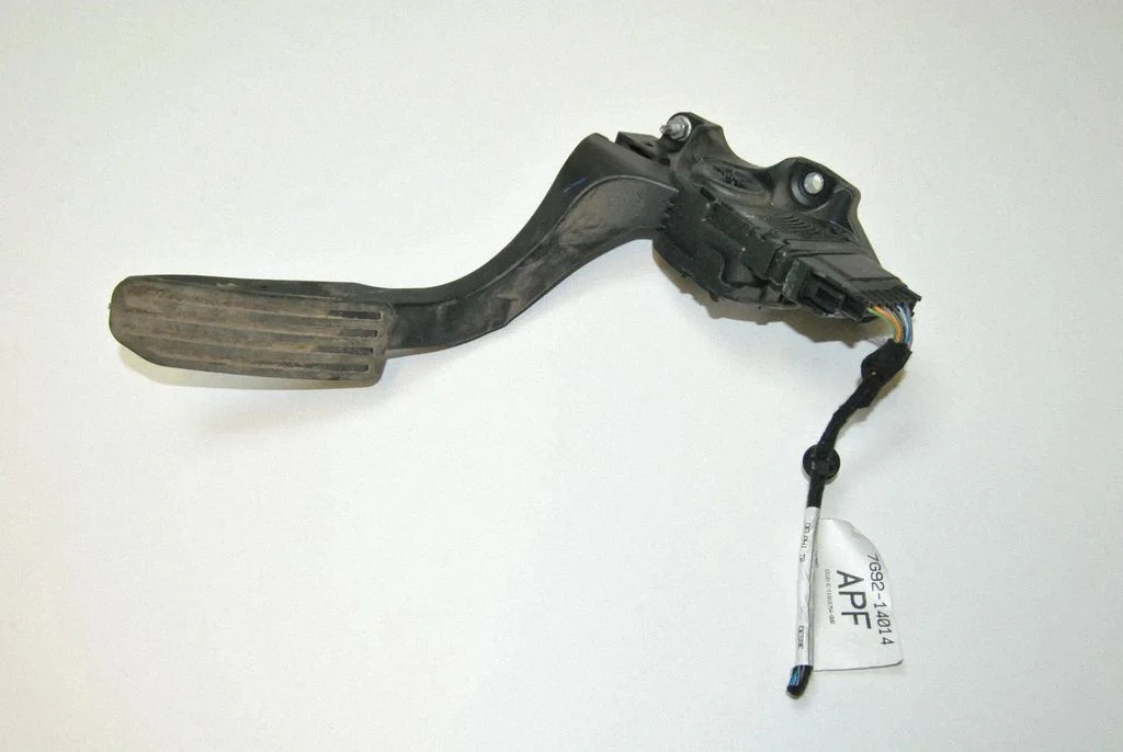 Accelerator throttle pedal – Land Rover Freelander (1996-2006)