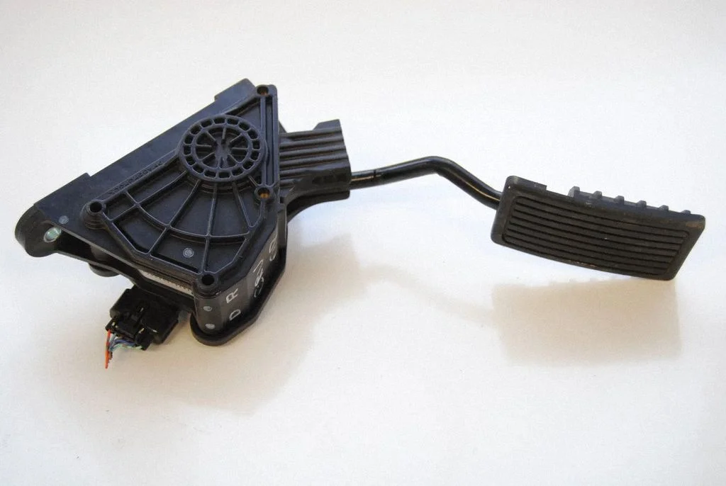 Accelerator throttle pedal
