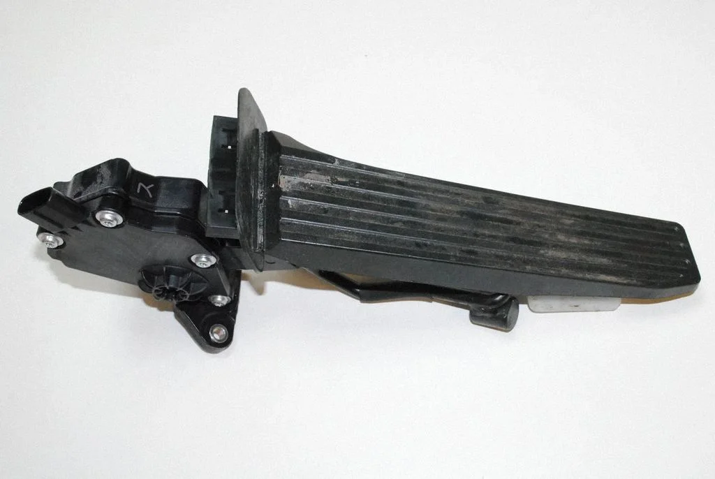 Akseleratora pedālis 7811030140