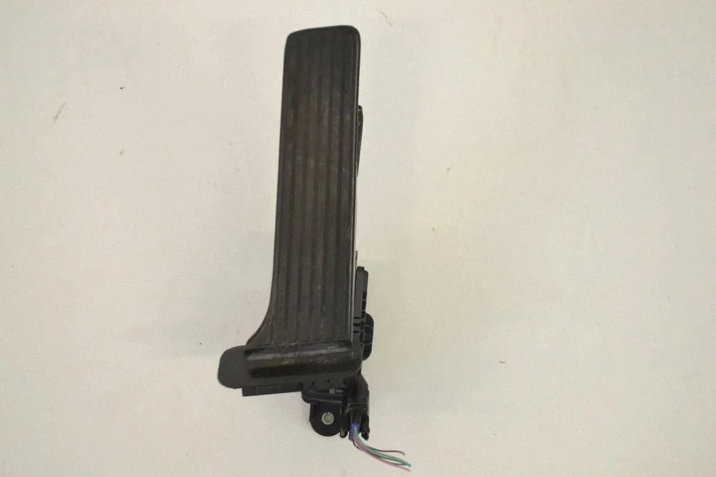 Accelerator throttle pedal – Lexus GS 300 350 430 450H (2005-2012)