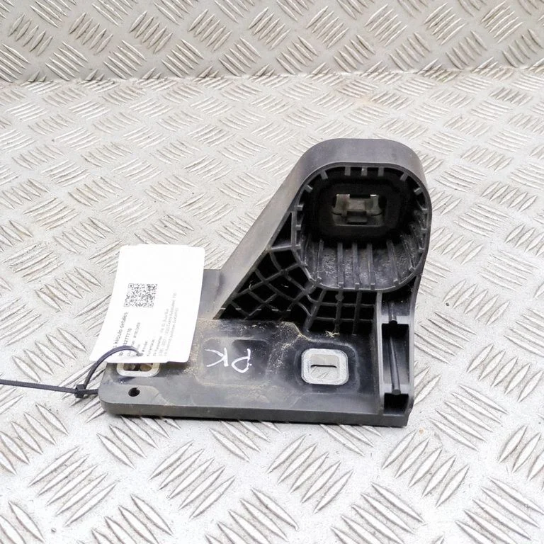 Radiatoru paneļa kronšteins 1N3121367E