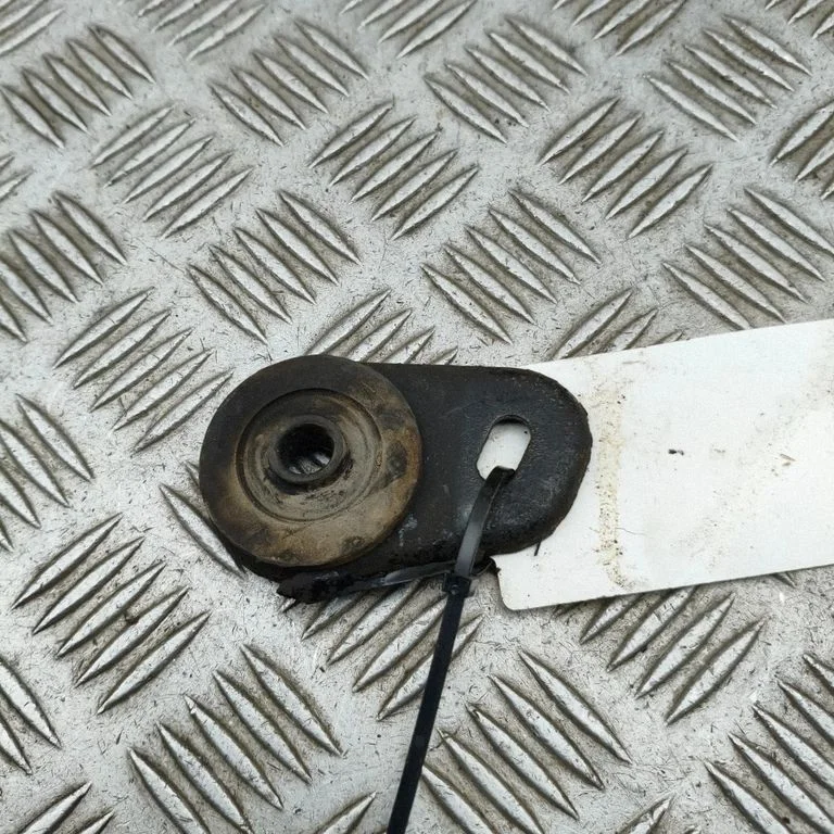 Radiatoru paneļa kronšteins 215064M400