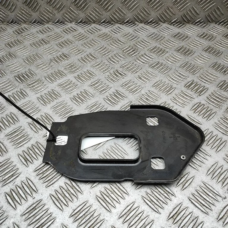 Radiatoru paneļa kronšteins 8R0805499
