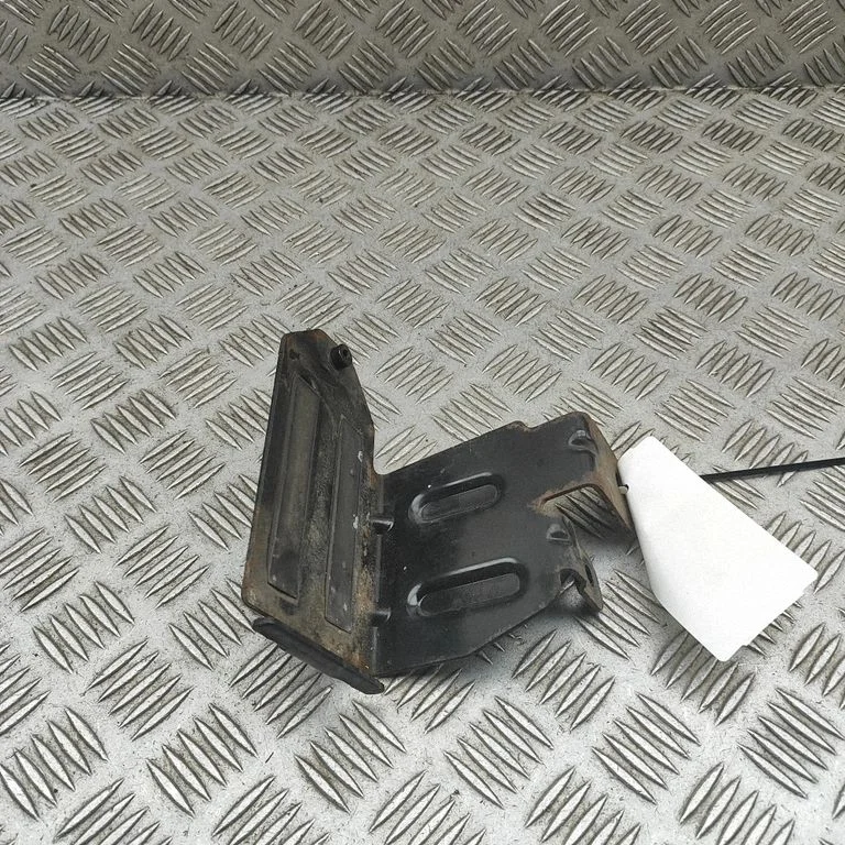 Radiatoru paneļa kronšteins GX737B142AG