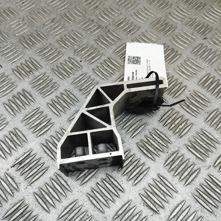 Radiatoru paneļa kronšteins A2055013920F