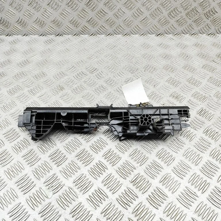 Radiatoru paneļa kronšteins 9846977