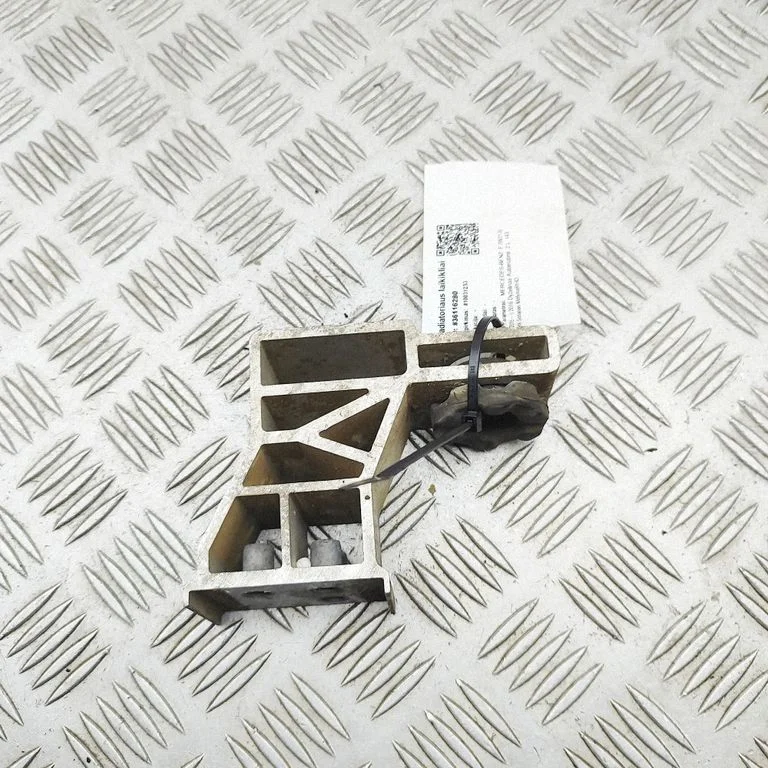 Radiatoru paneļa kronšteins A2135010620