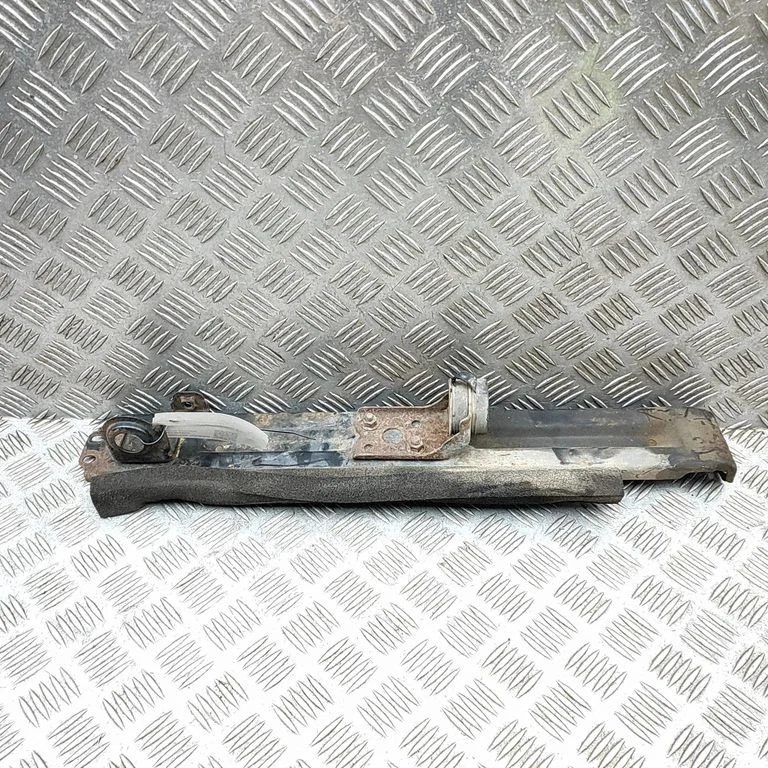 Radiator support slam panel bracket 1658461030