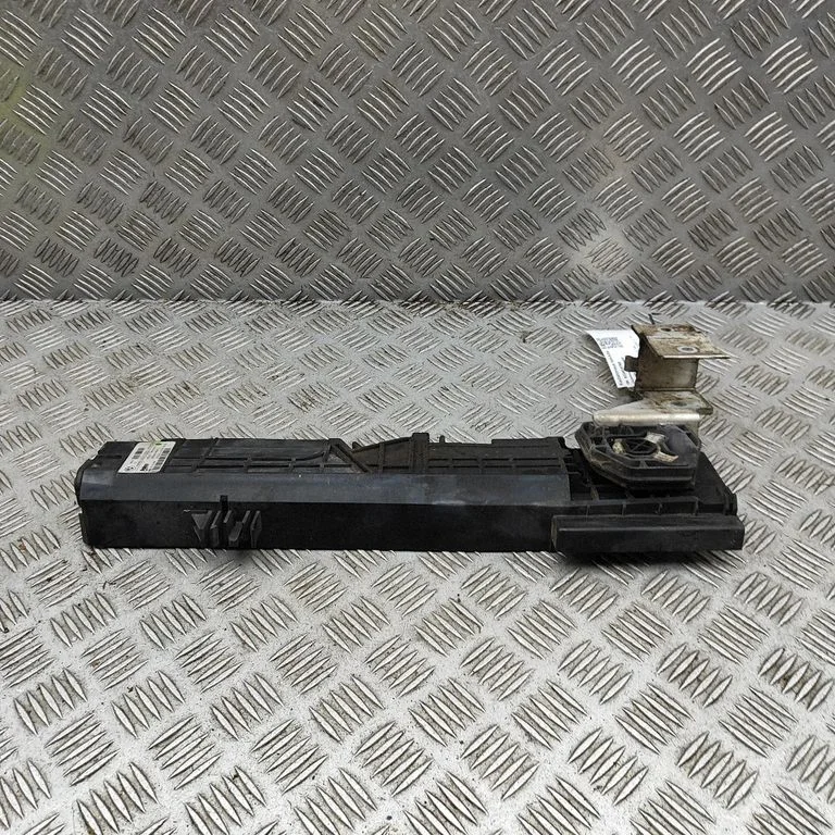 Radiatoru paneļa kronšteins 8507422