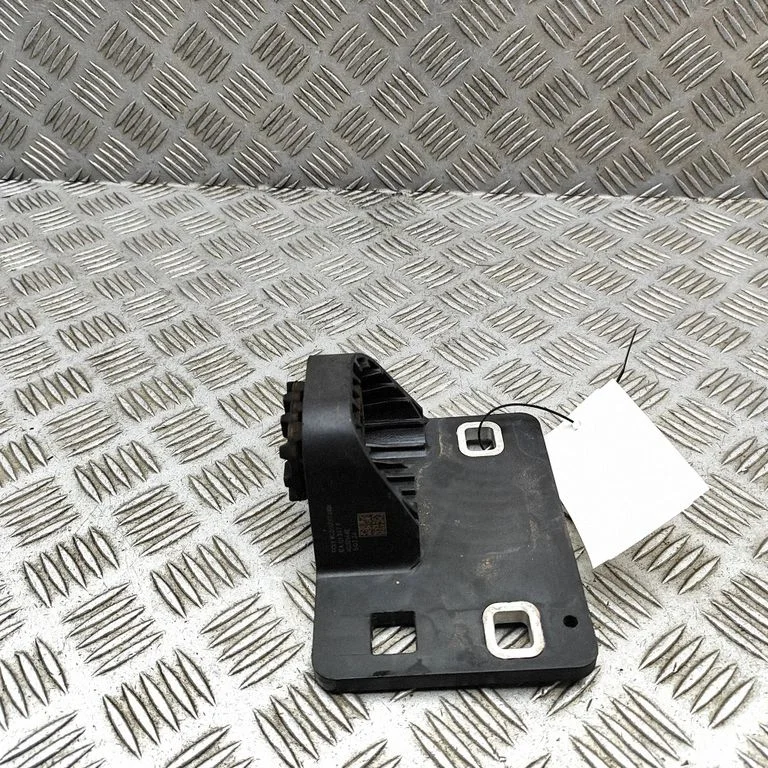 Radiatoru paneļa kronšteins 1EA121367F