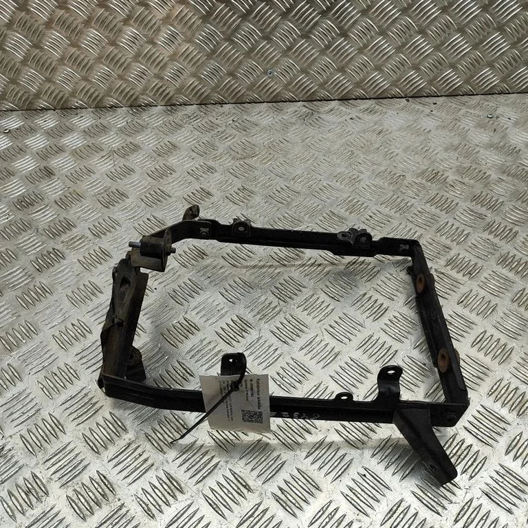 Radiatoru paneļa kronšteins 3W0121704A