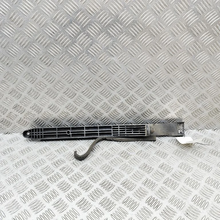 Radiatoru paneļa kronšteins 8981943932