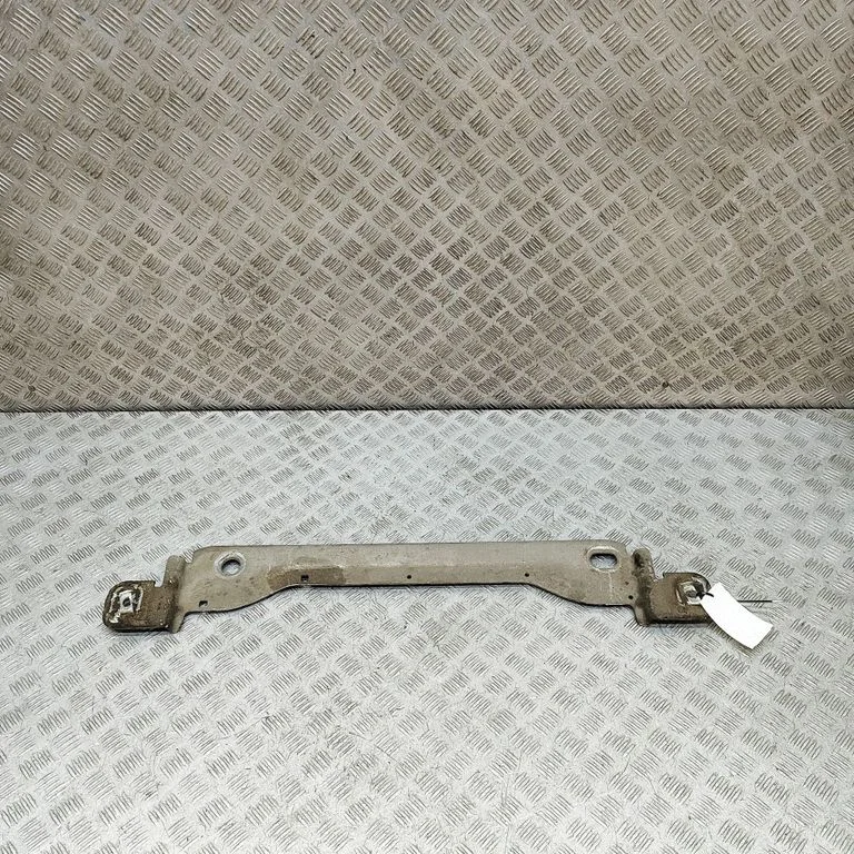 Radiatoru paneļa kronšteins HL3Z6K864A