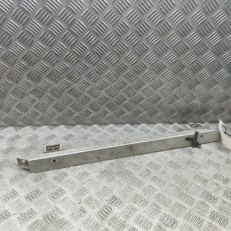 Radiatoru paneļa kronšteins 110477700A