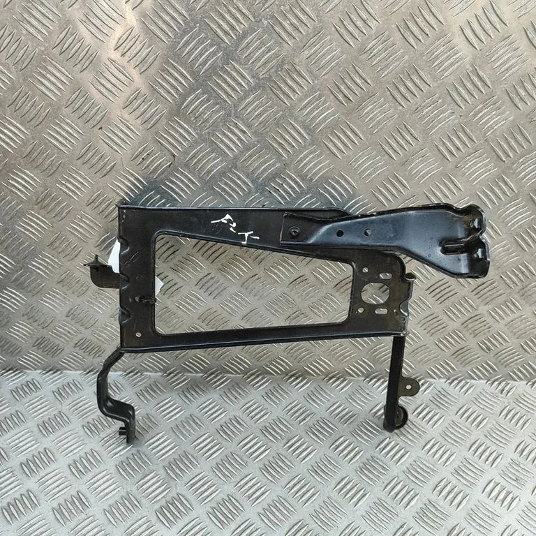 Radiatoru paneļa kronšteins 4M8121263A