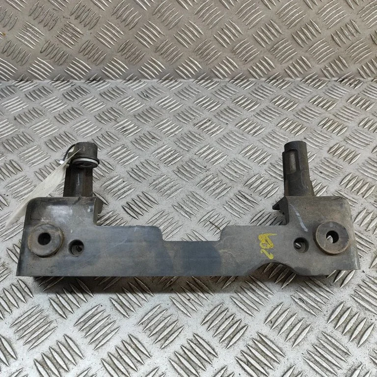 Radiatoru paneļa kronšteins M8A26K785AC
