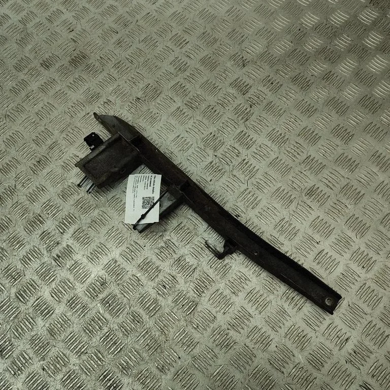 Radiatoru paneļa kronšteins 8645337