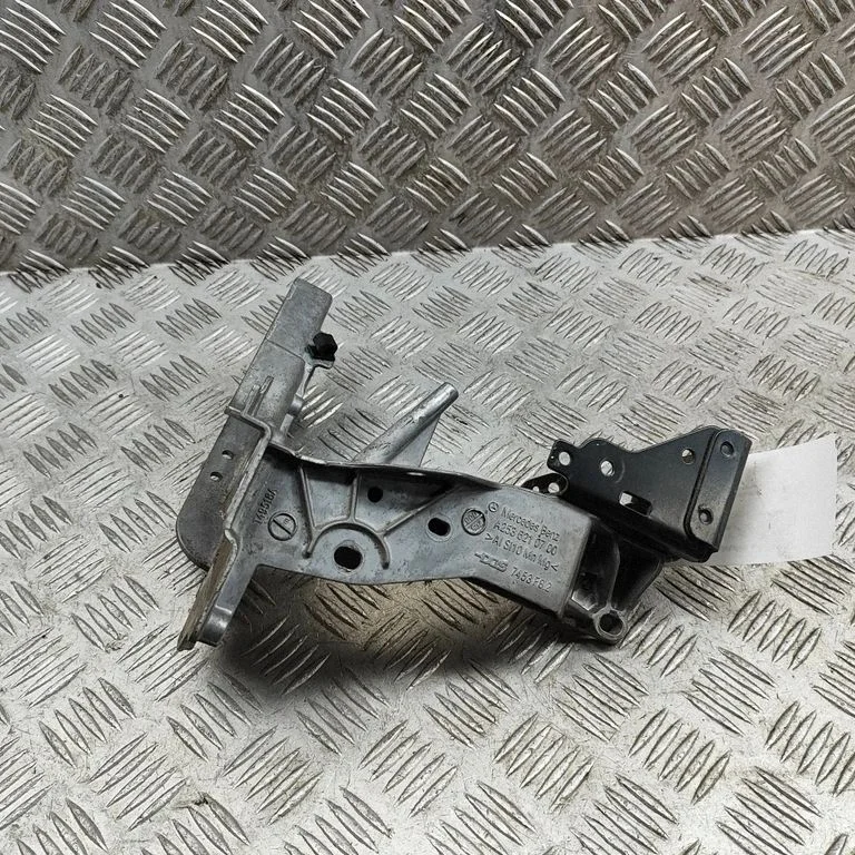 Radiatoru paneļa kronšteins A2536210700
