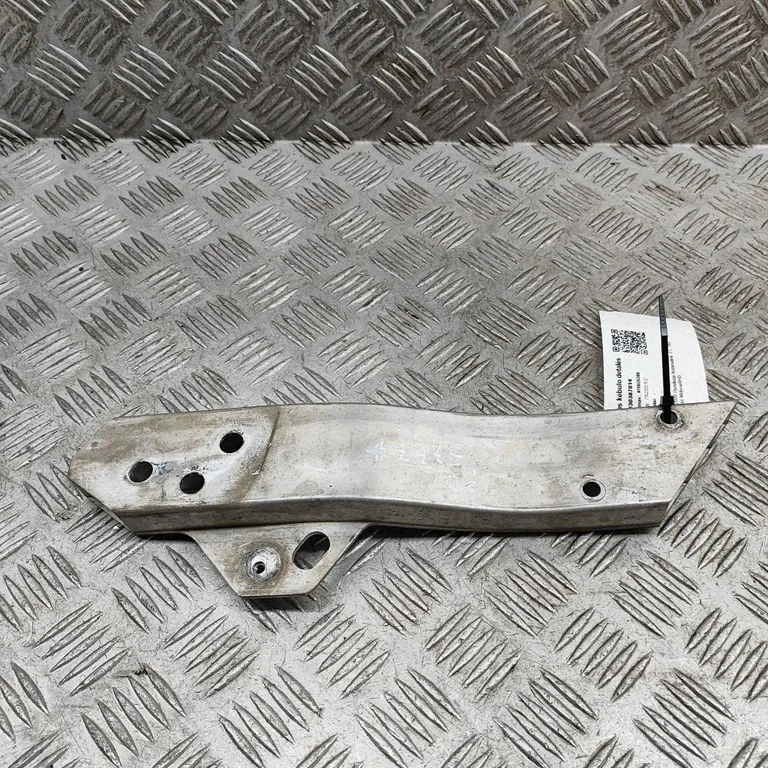 Radiatoru paneļa kronšteins A2136206200