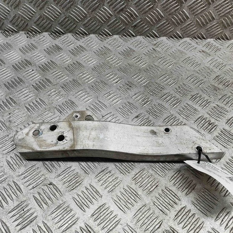 Radiatoru paneļa kronšteins A2136206300