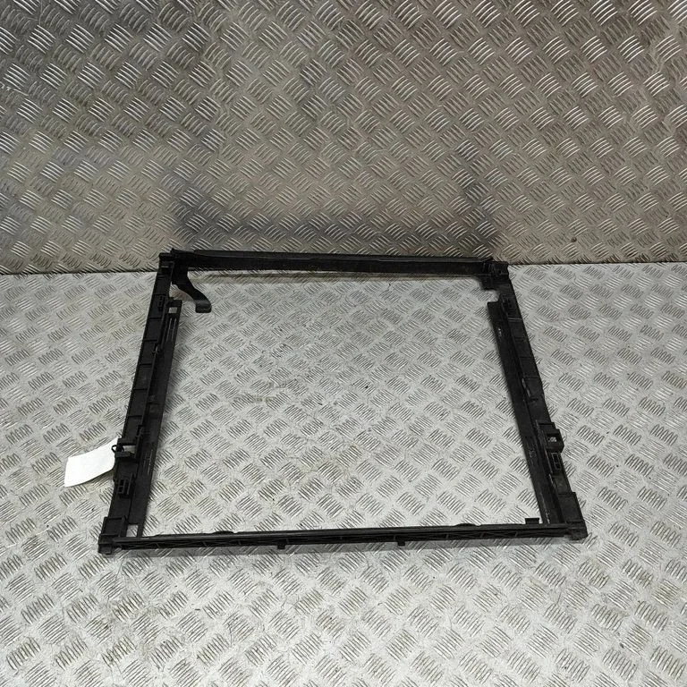 Radiatoru paneļa kronšteins – Mercedes-Benz ML klase W166 (2012-2017)
