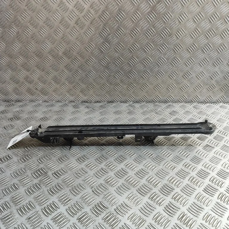 Radiatoru paneļa kronšteins 2640326101