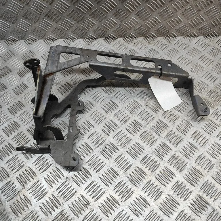 Radiator support slam panel bracket A1666260529