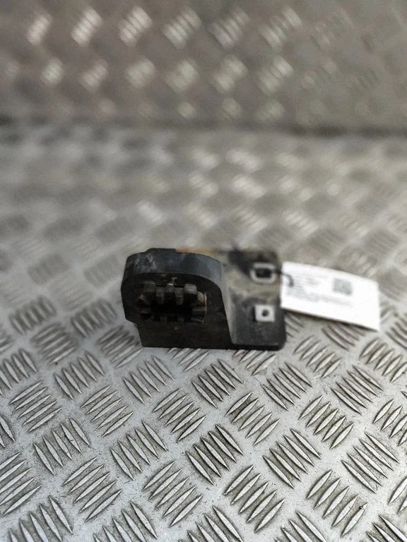 Radiator support slam panel bracket 1EA121367H