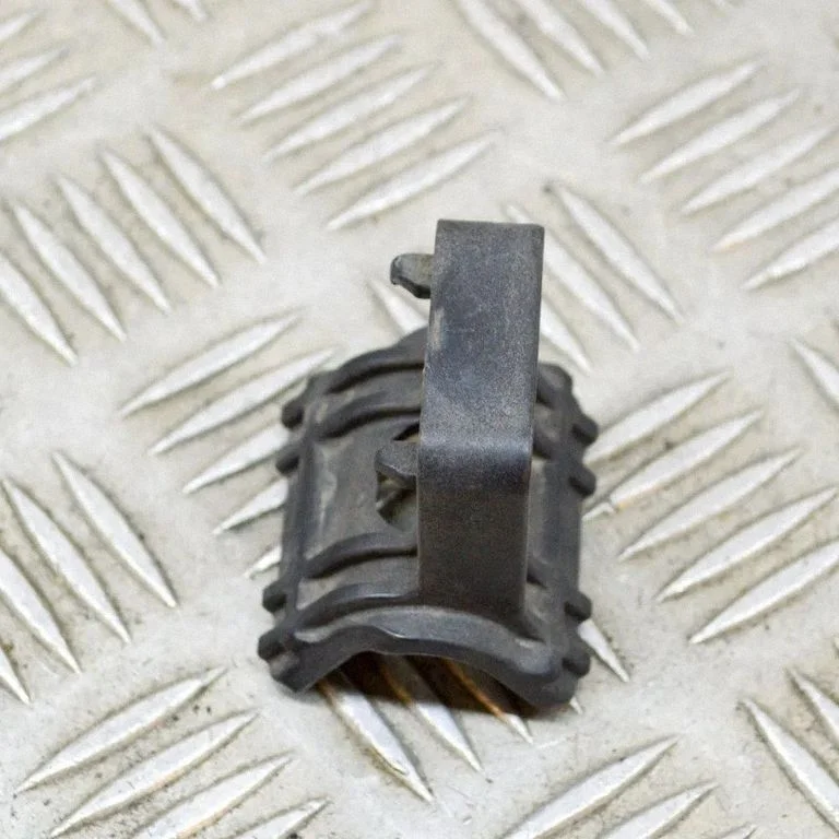 Radiatoru paneļa kronšteins 13250318