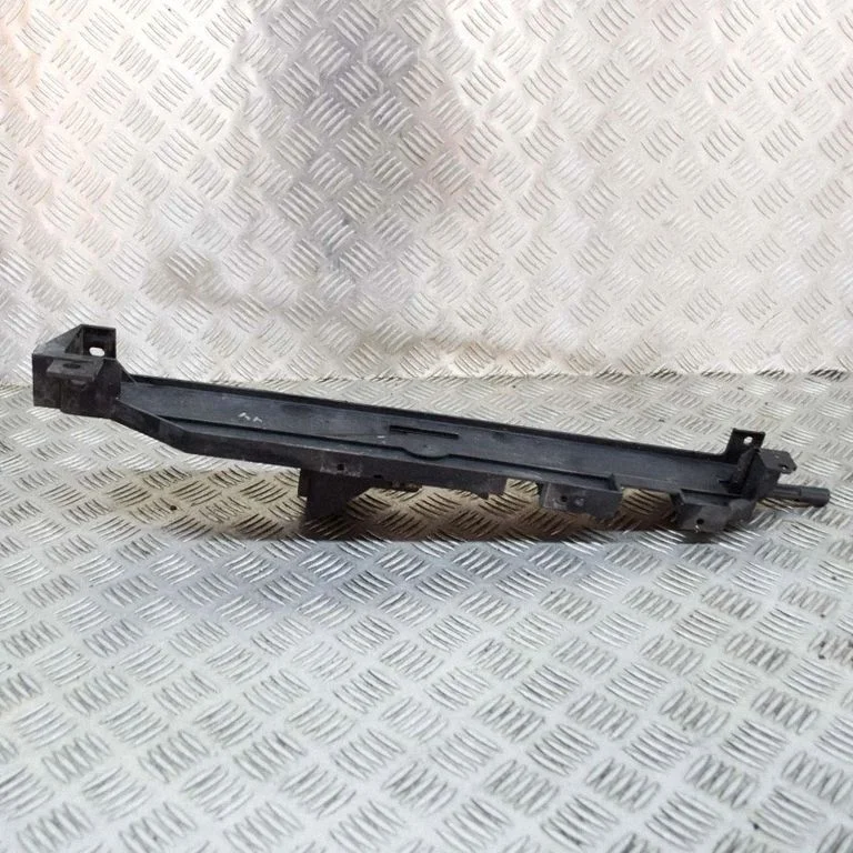 Radiatoru paneļa kronšteins AH328B589AA