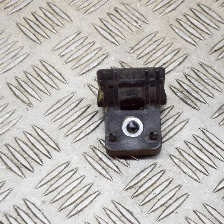 Radiatoru paneļa kronšteins