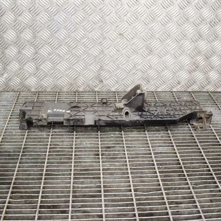 Radiatoru paneļa kronšteins AH328B589AA