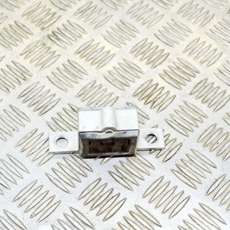 Radiatoru paneļa kronšteins KD949002
