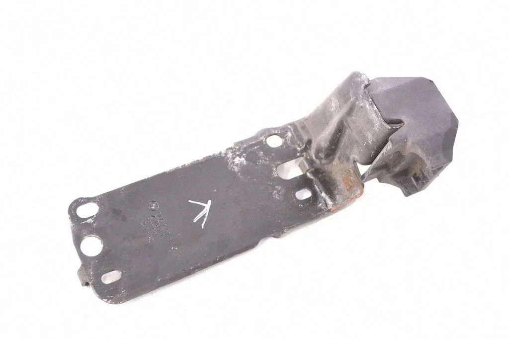 Radiaatori tugipaneeli klamber – BMW 3-seeria E90 E91 (2005-2012)