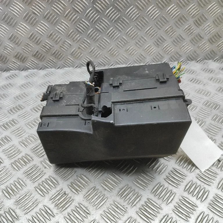 Skrzynka bezpieczników (komplet) AV6T14A067AD