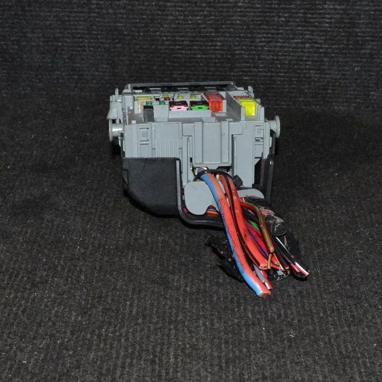 Drošinātāju kārba (komplekts) – Opel Astra H (2004-2012)