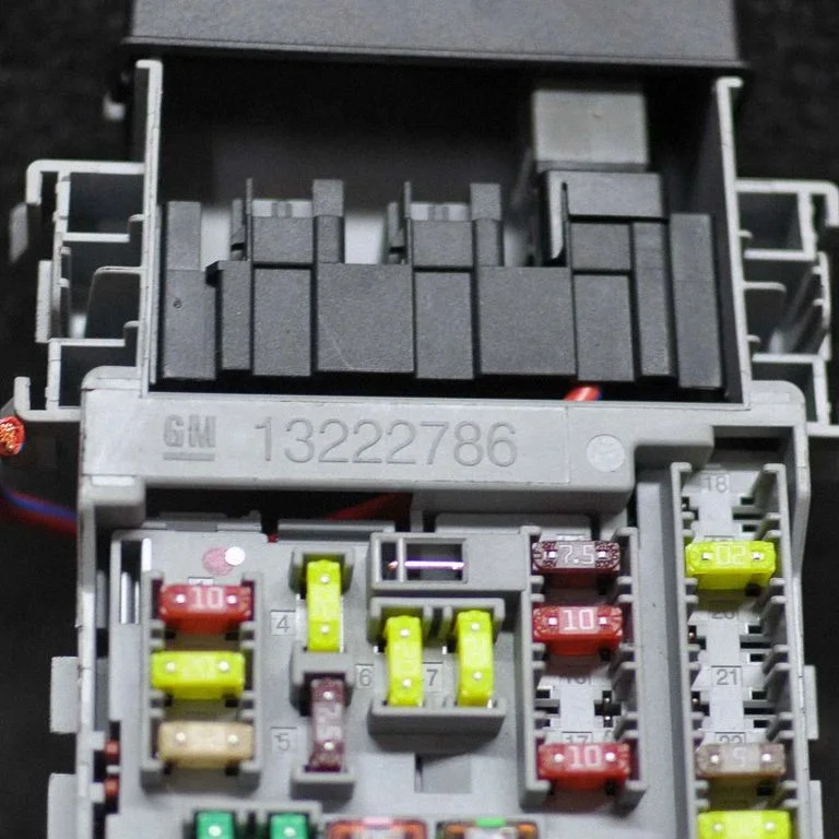 Drošinātāju kārba (komplekts) – Opel Astra H (2004-2012)